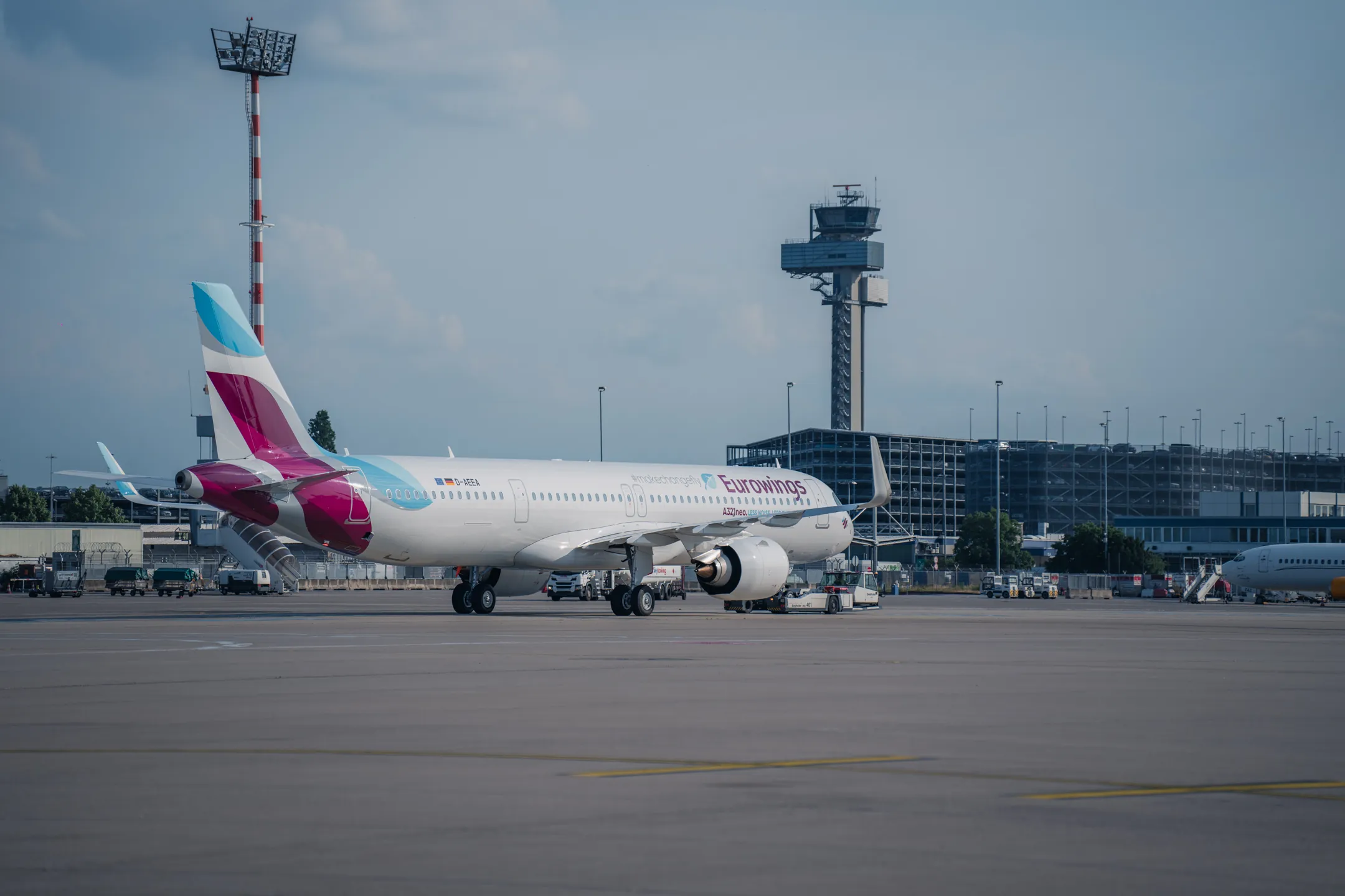 Eventvideo Erstflug Airbus A321neo: der „Mallorca-Airbus“ D-AEEA von Eurowings bei der Landung in Düsseldorf