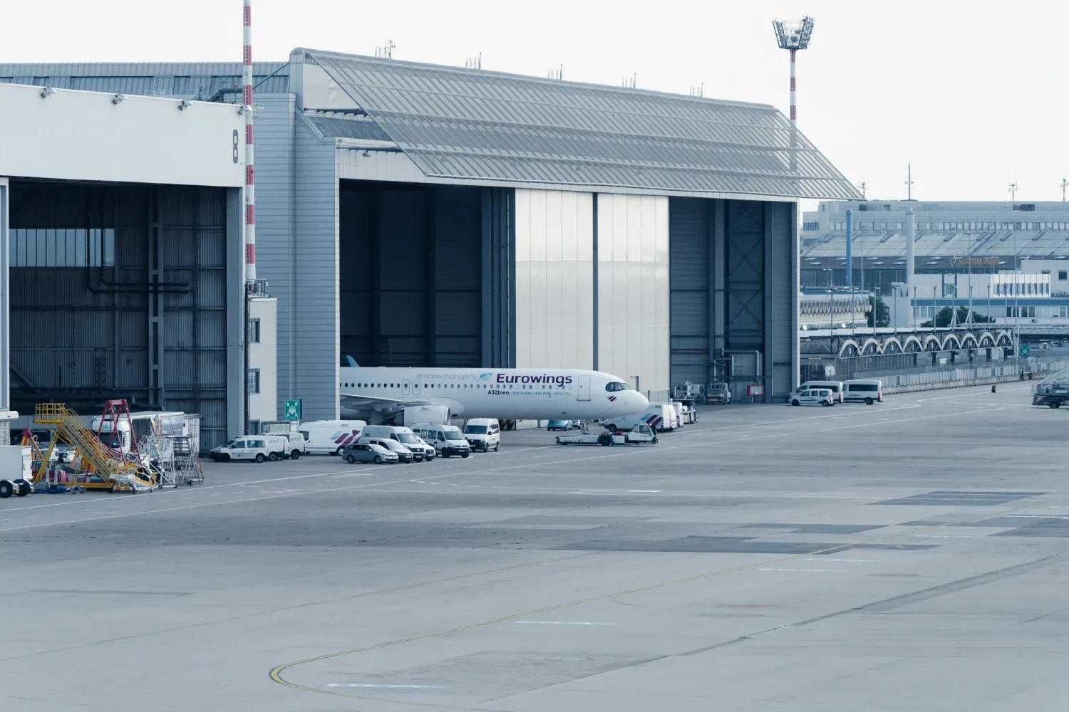 Videoproduktion Flugzeugübernahme: Kamerateam bei der Dokumentation der Landung