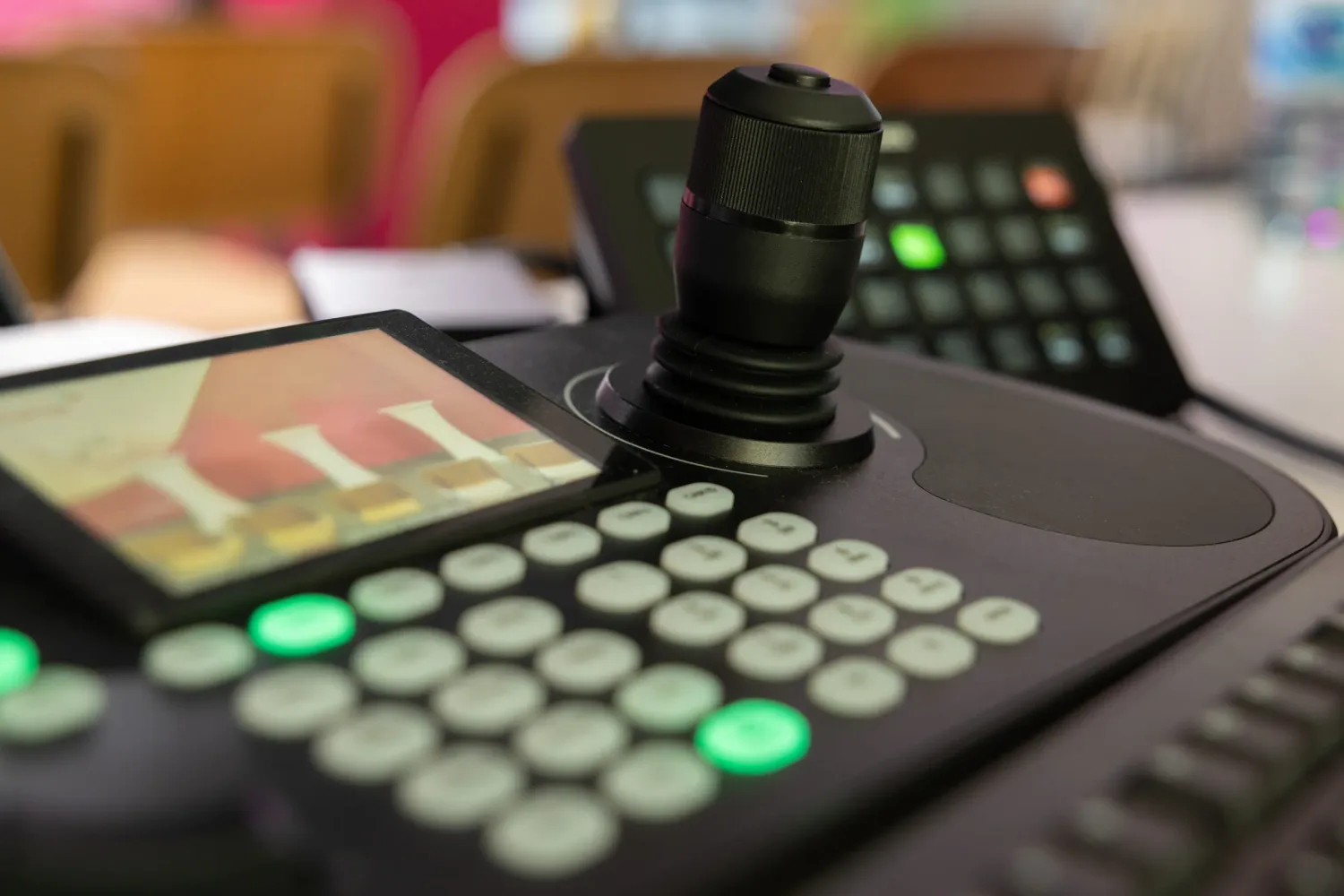 Livestream-Regie beim Firmenevent: Kamera-Setup mit BirdDog PTZ-Kameras im Regieraum
