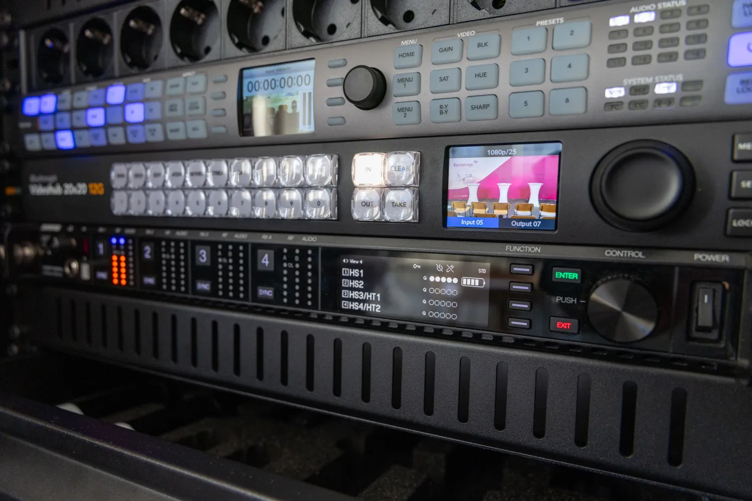Livestream-Regie beim Firmenevent: Kamera-Setup mit BirdDog PTZ-Kameras im Regieraum
