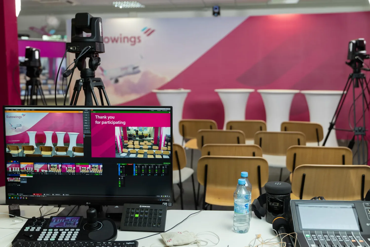 Livestream-Regie im Einsatz: Blick auf Bühne und Publikum während der Live-Übertragung