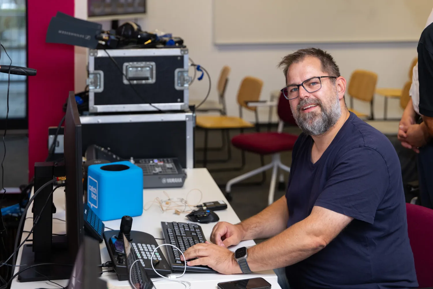 Livestream-Regie beim Firmenevent: Kamera-Setup mit BirdDog PTZ-Kameras im Regieraum