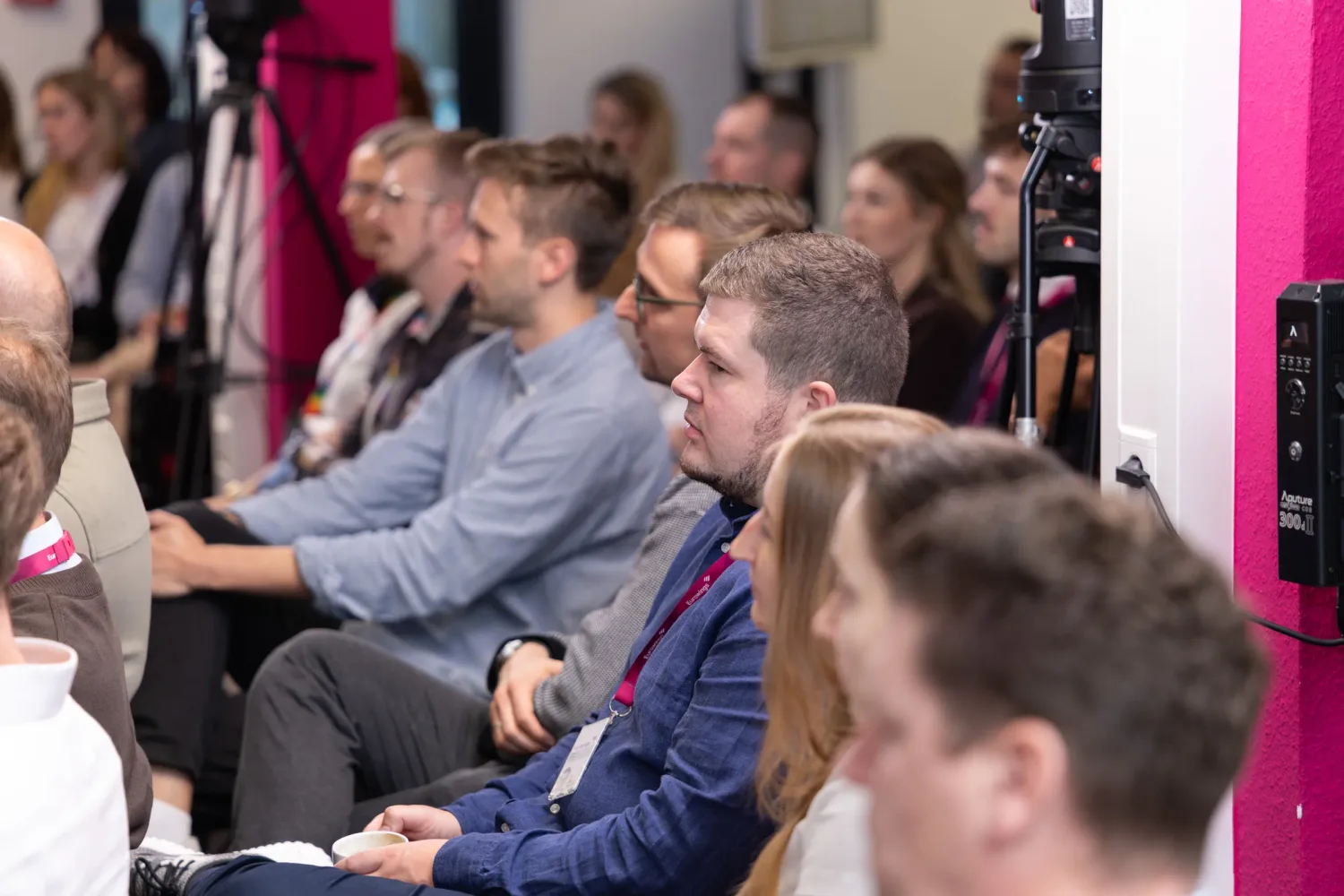 Livestream-Regie beim Firmenevent: Kamera-Setup mit BirdDog PTZ-Kameras im Regieraum