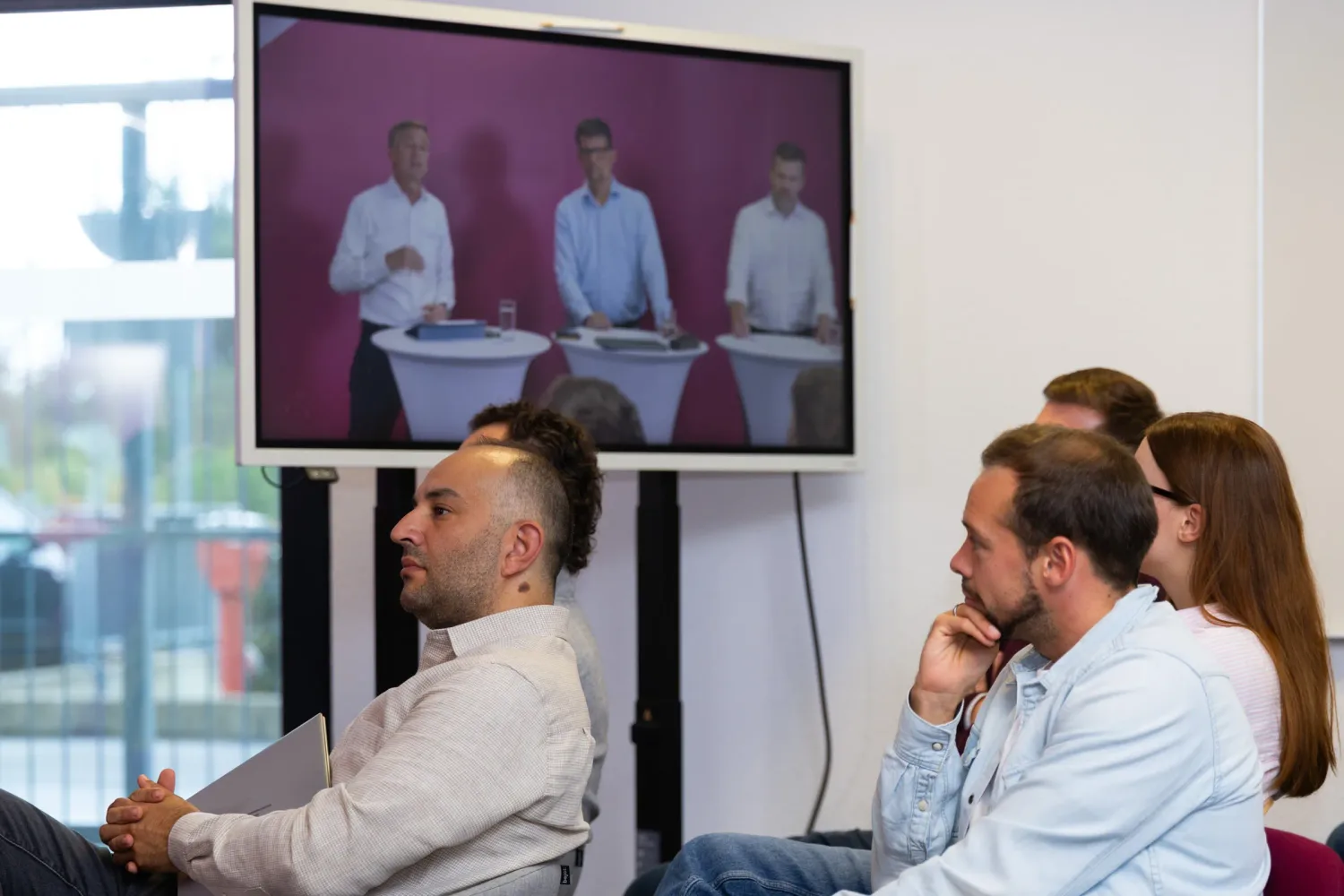 Livestream-Produktion für ein Townhall-Event: Bildregie und Technik am Kontrollpult
