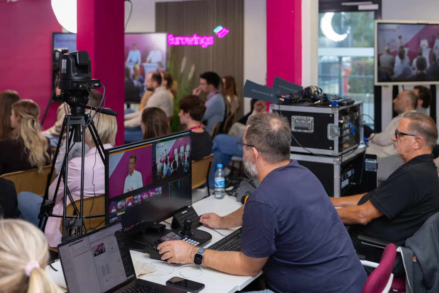 Livestream-Regie beim Firmenevent: Kamera-Setup mit BirdDog PTZ-Kameras im Regieraum
