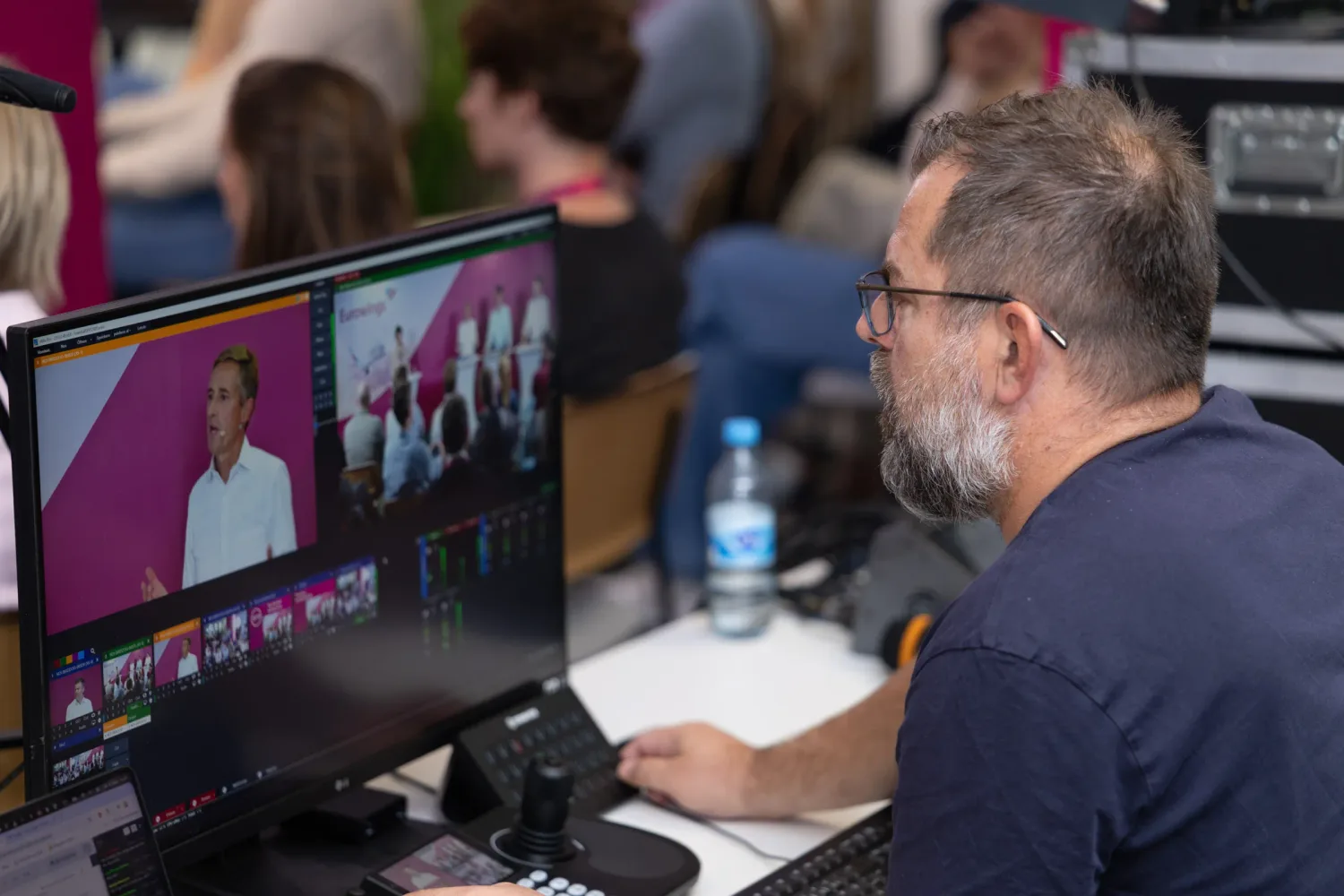 Livestream-Produktion für ein Townhall-Event: Bildregie und Technik am Kontrollpult