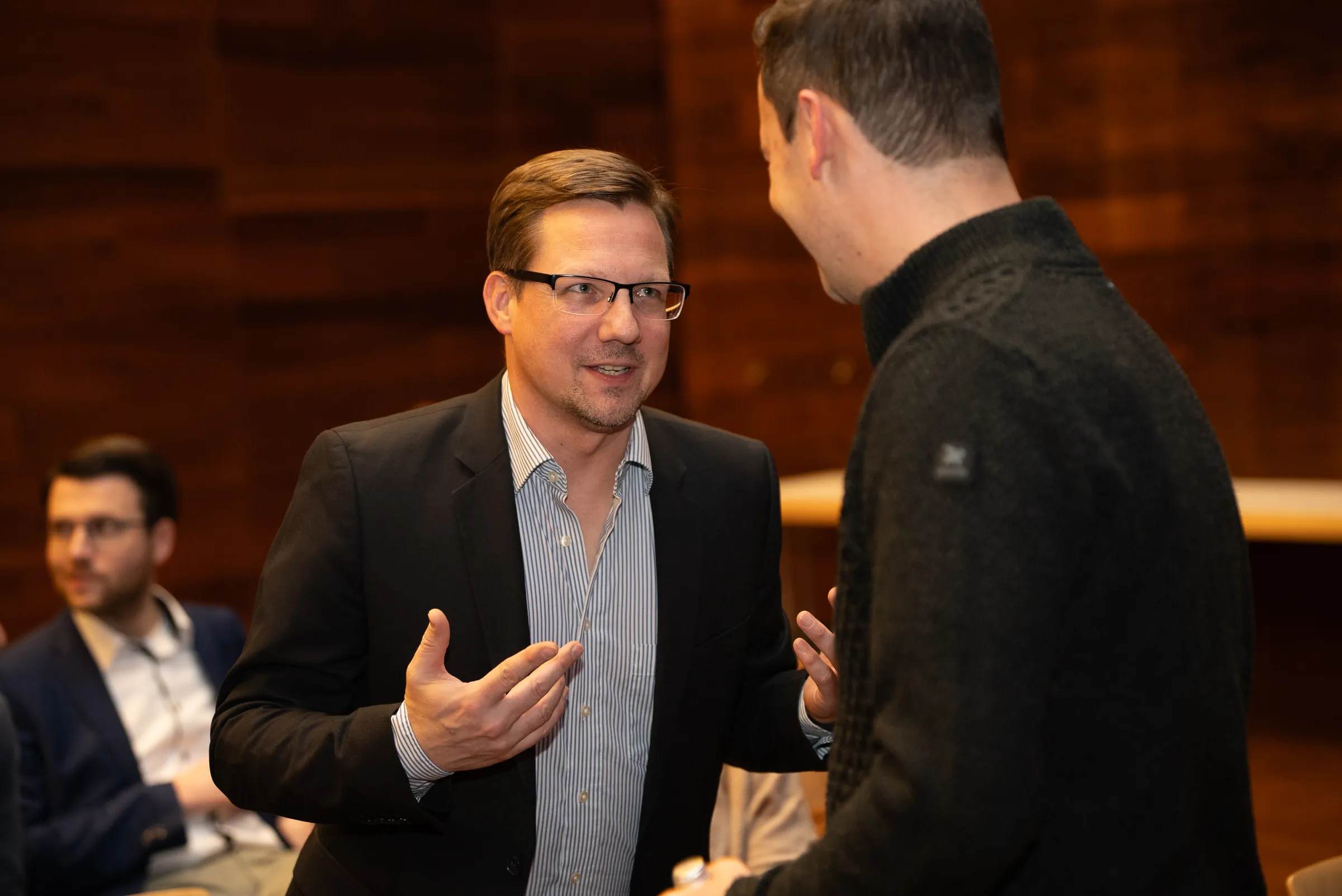 Eventfotograf Konjunkturprognose 2025: Networking vor dem Vortrag, Rhein-Main-Region