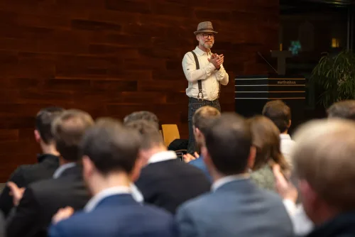 Eventreportage WJ-Abend Aschaffenburg: Publikum beim Vortrag zur Konjunkturprognose