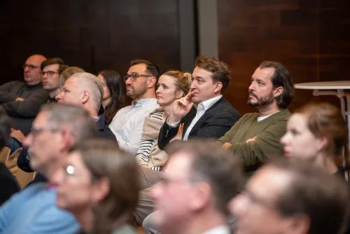 Eventreportage WJ-Abend Aschaffenburg: Publikum beim Vortrag zur Konjunkturprognose