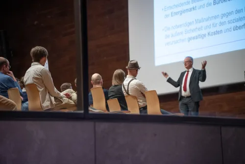 Eventreportage WJ-Abend Aschaffenburg: Publikum beim Vortrag zur Konjunkturprognose
