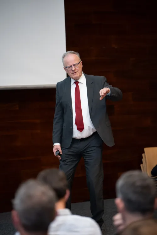 Eventfotograf Konjunkturprognose 2025: Referent am Rednerpult im Martinushaus