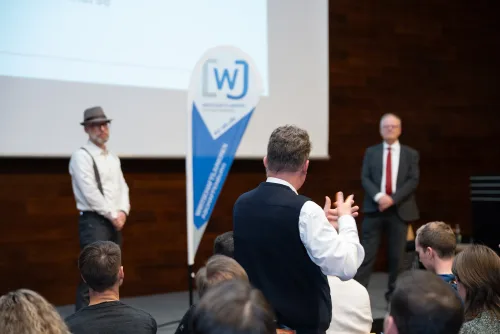 Eventreportage WJ-Abend Aschaffenburg: Publikum beim Vortrag zur Konjunkturprognose