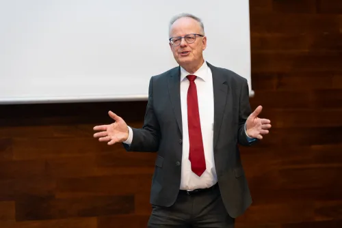 Eventreportage WJ-Abend Aschaffenburg: Publikum beim Vortrag zur Konjunkturprognose