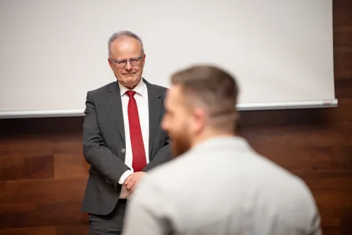 Eventreportage WJ-Abend Aschaffenburg: Publikum beim Vortrag zur Konjunkturprognose