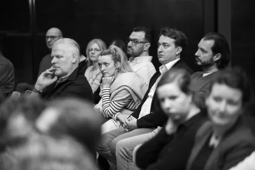 Eventfotograf Konjunkturprognose 2025: Referent am Rednerpult im Martinushaus