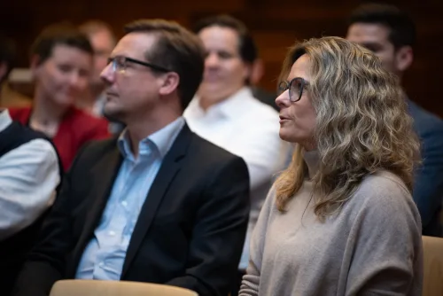Eventfotograf Konjunkturprognose 2025: Zuhörer beim Vortragsabend, Rhein-Main-Region