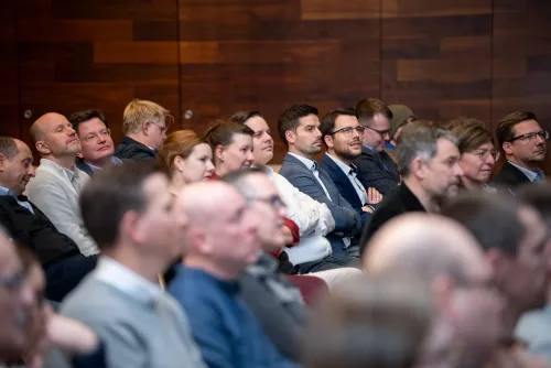 Eventfotograf Konjunkturprognose 2025: Zuhörer beim Vortragsabend, Rhein-Main-Region