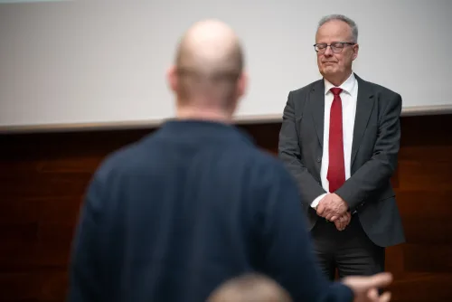 Eventreportage WJ-Abend Aschaffenburg: Publikum beim Vortrag zur Konjunkturprognose