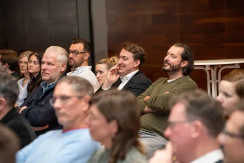 Eventfotograf Konjunkturprognose 2025: Referent am Rednerpult im Martinushaus