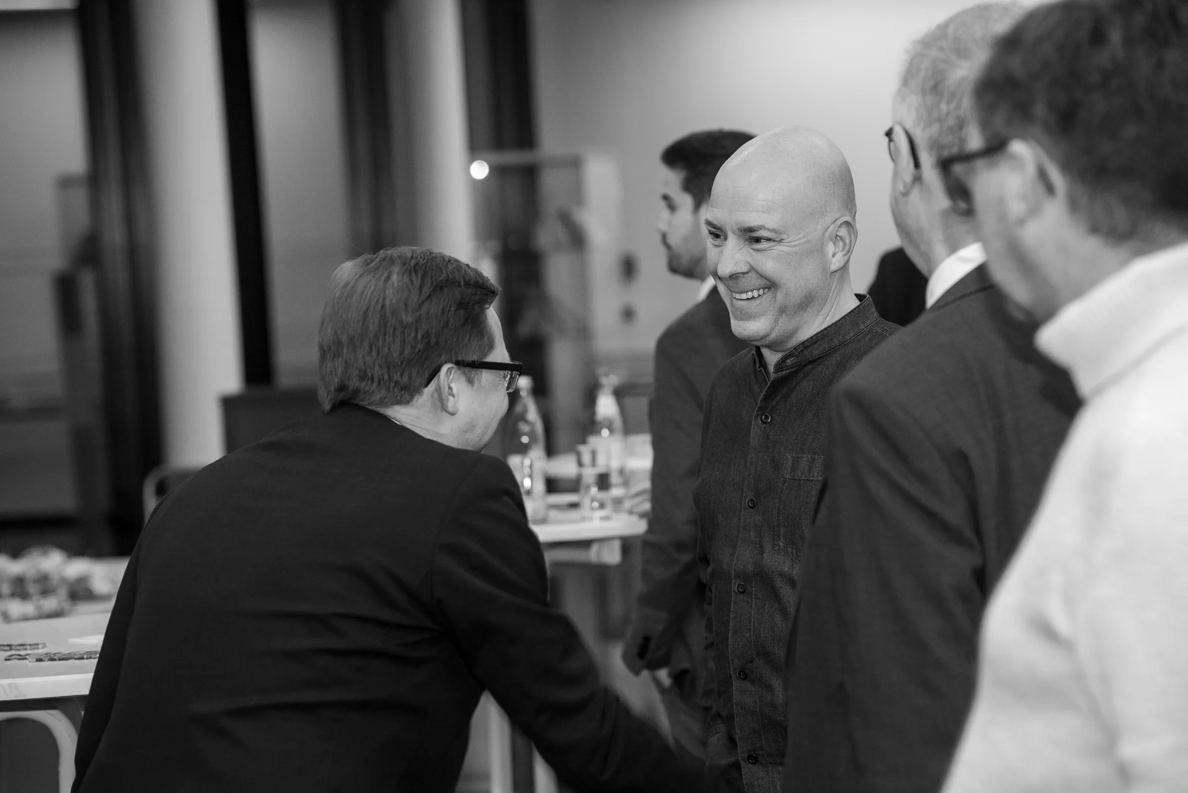Eventfotograf Konjunkturprognose 2025: Networking vor dem Vortrag, Rhein-Main-Region