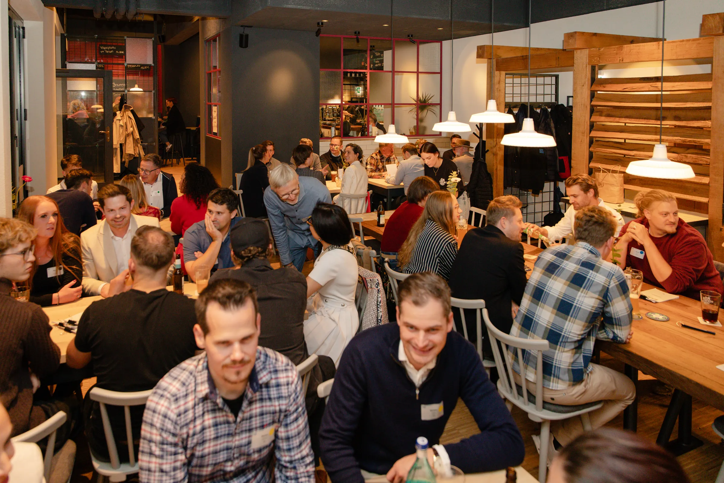 Eventfotografie After Work Lounge im SCHWIND am Dalberg: Gäste der Wirtschaftsjunioren Aschaffenburg im Gespräch