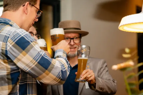 Eventfotograf After Work Lounge: Mitglieder und Gäste beim Ankommen im Lokal