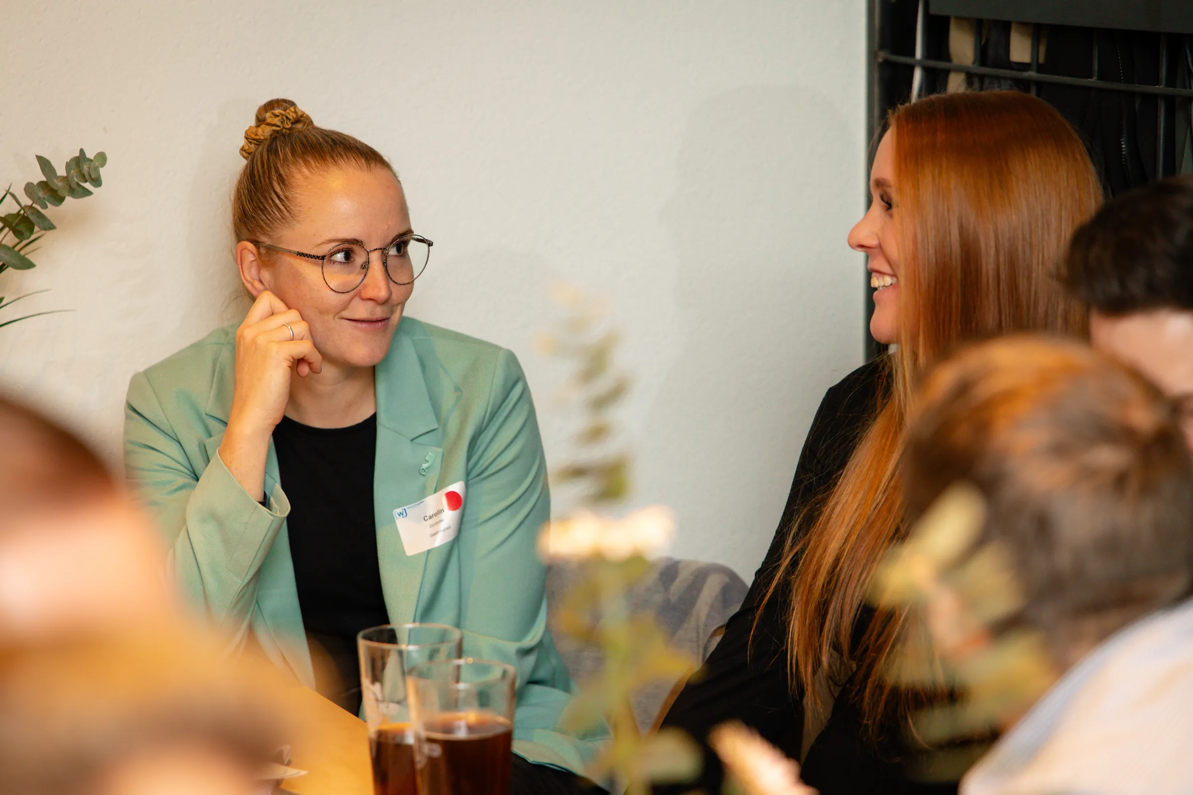 Eventfotografie After Work Lounge im SCHWIND am Dalberg: Gäste im Gespräch am Tisch