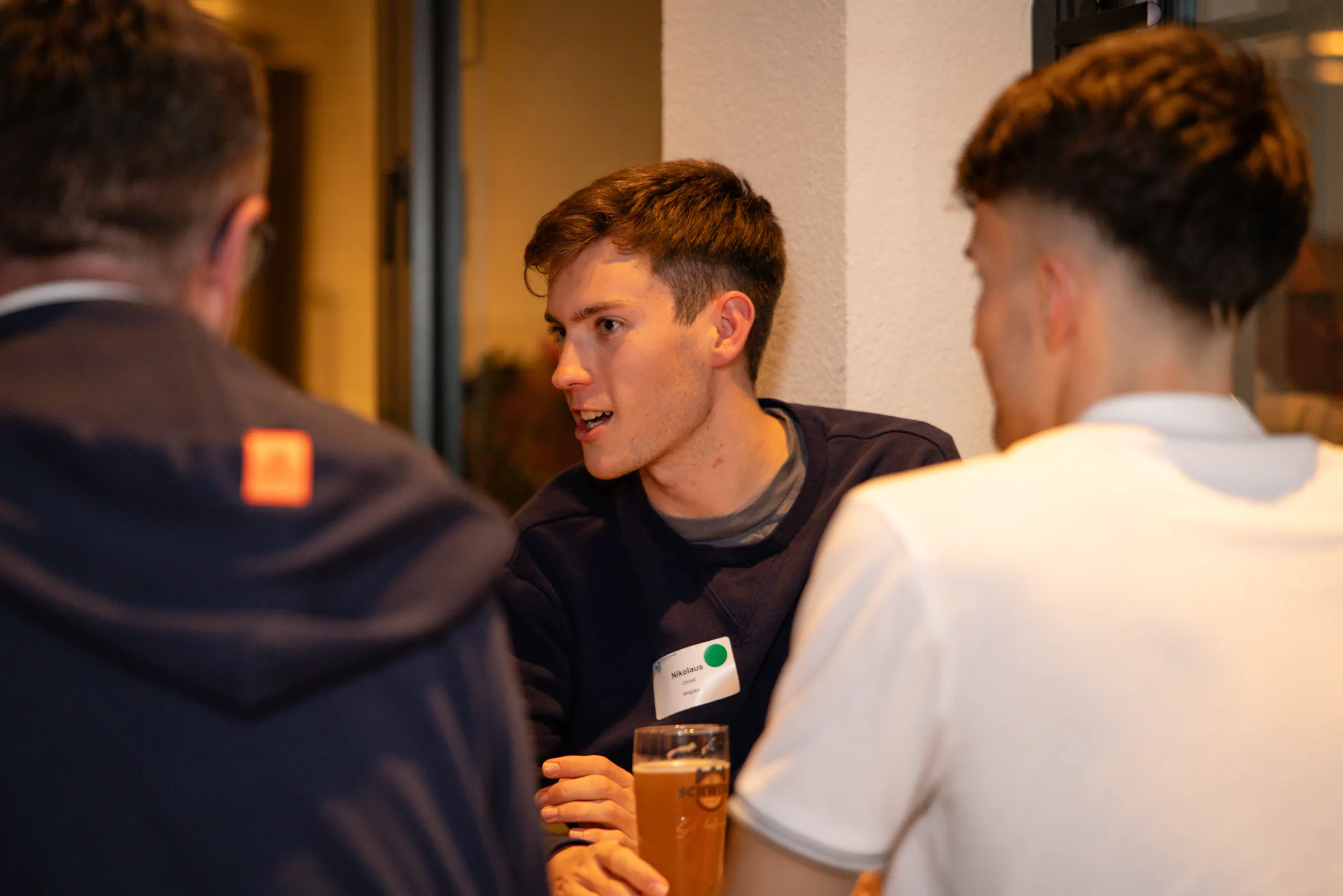Eventfotograf beim Netzwerkabend der Wirtschaftsjunioren: Vorstellungsrunde am Tisch