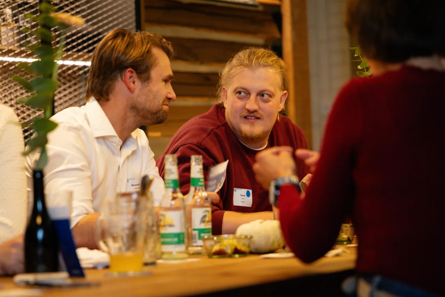 Eventfotograf beim Netzwerkabend der Wirtschaftsjunioren: Vorstellungsrunde am Tisch