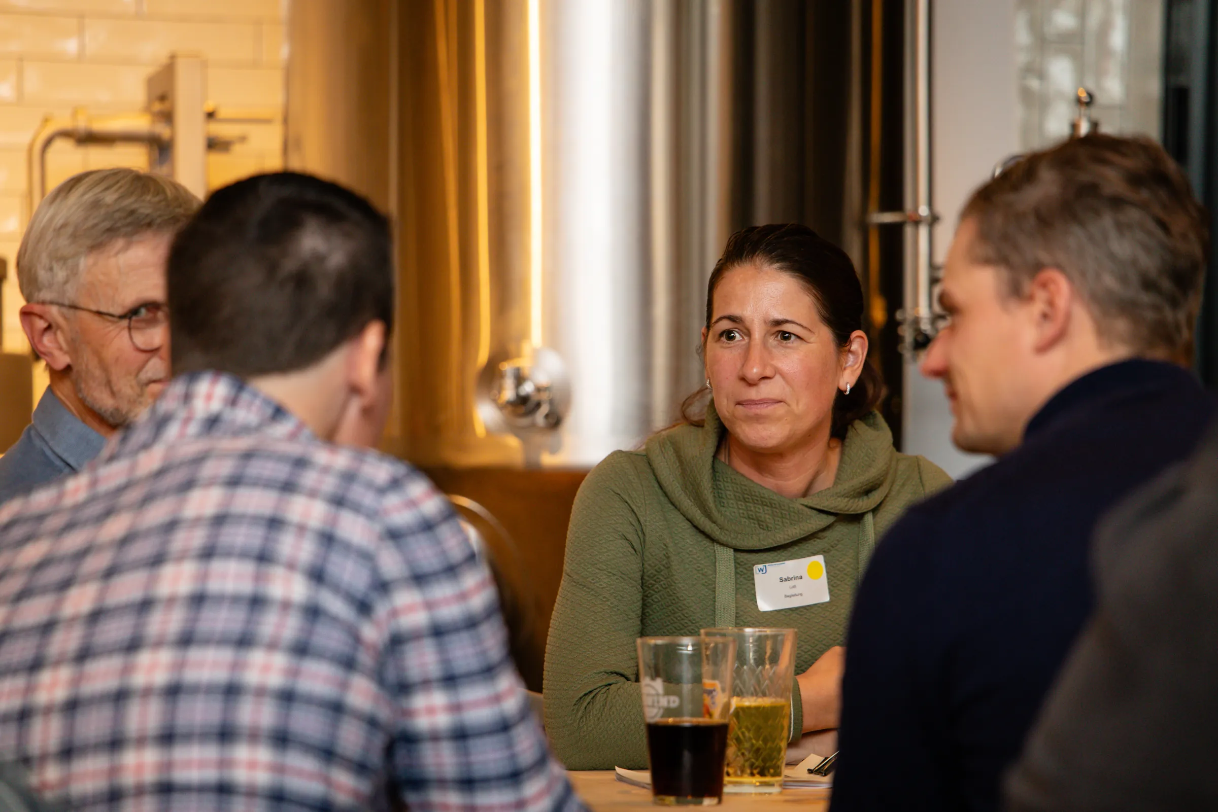 Eventfotografie After Work Lounge im SCHWIND am Dalberg: Gäste im Gespräch am Tisch