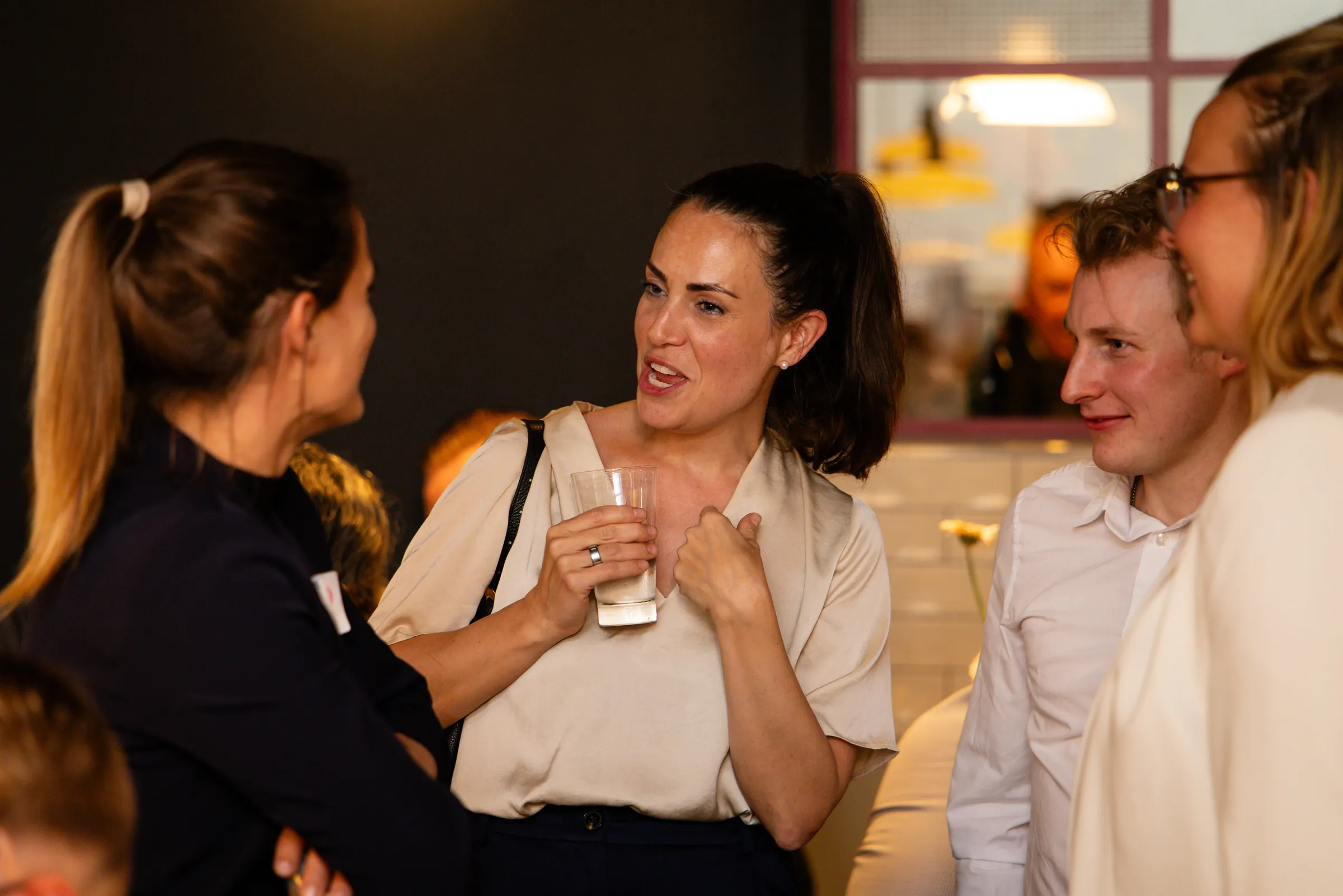 Eventfotografie After Work Lounge im SCHWIND am Dalberg: Gäste im Gespräch am Tisch