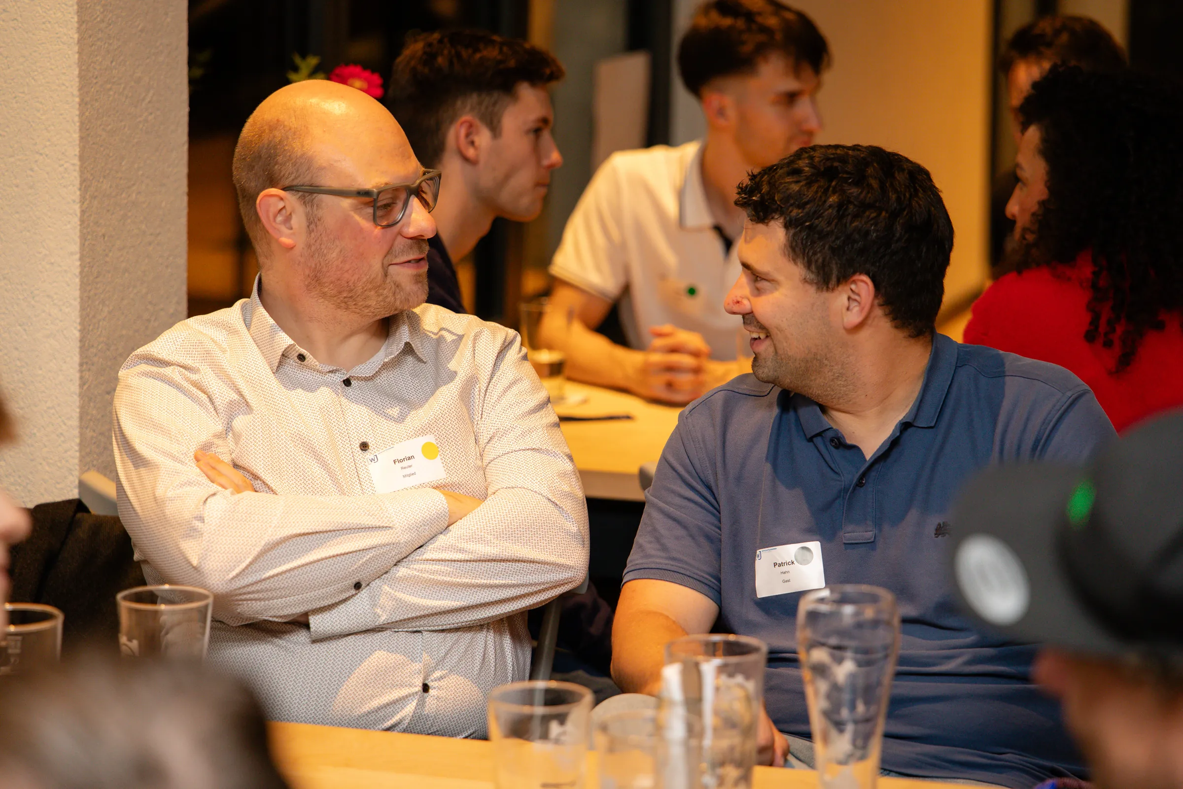 Eventfotografie After Work Lounge im SCHWIND am Dalberg: Gäste im Gespräch am Tisch