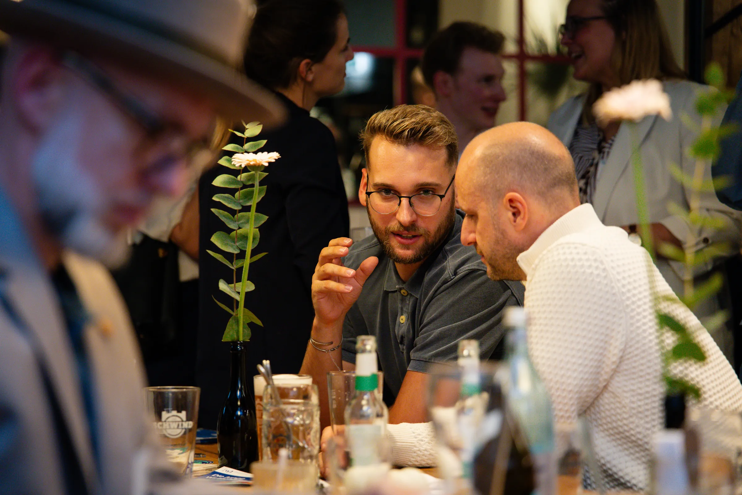 Eventfotograf beim Netzwerkabend der Wirtschaftsjunioren: Vorstellungsrunde am Tisch