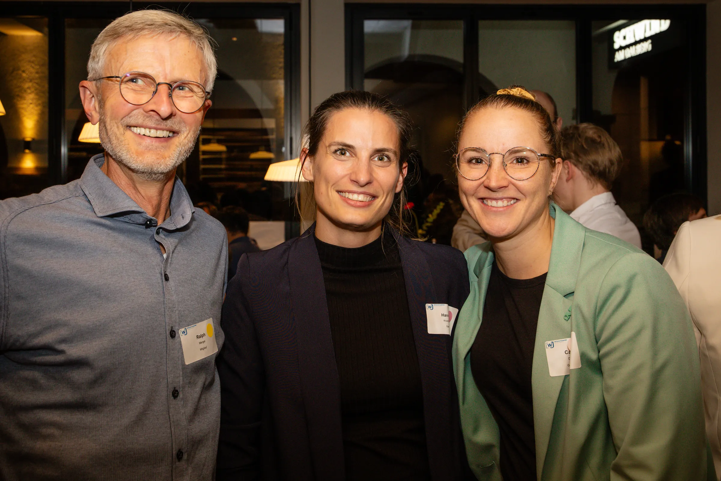 Eventfotografie After Work Lounge im SCHWIND am Dalberg: Gäste im Gespräch am Tisch