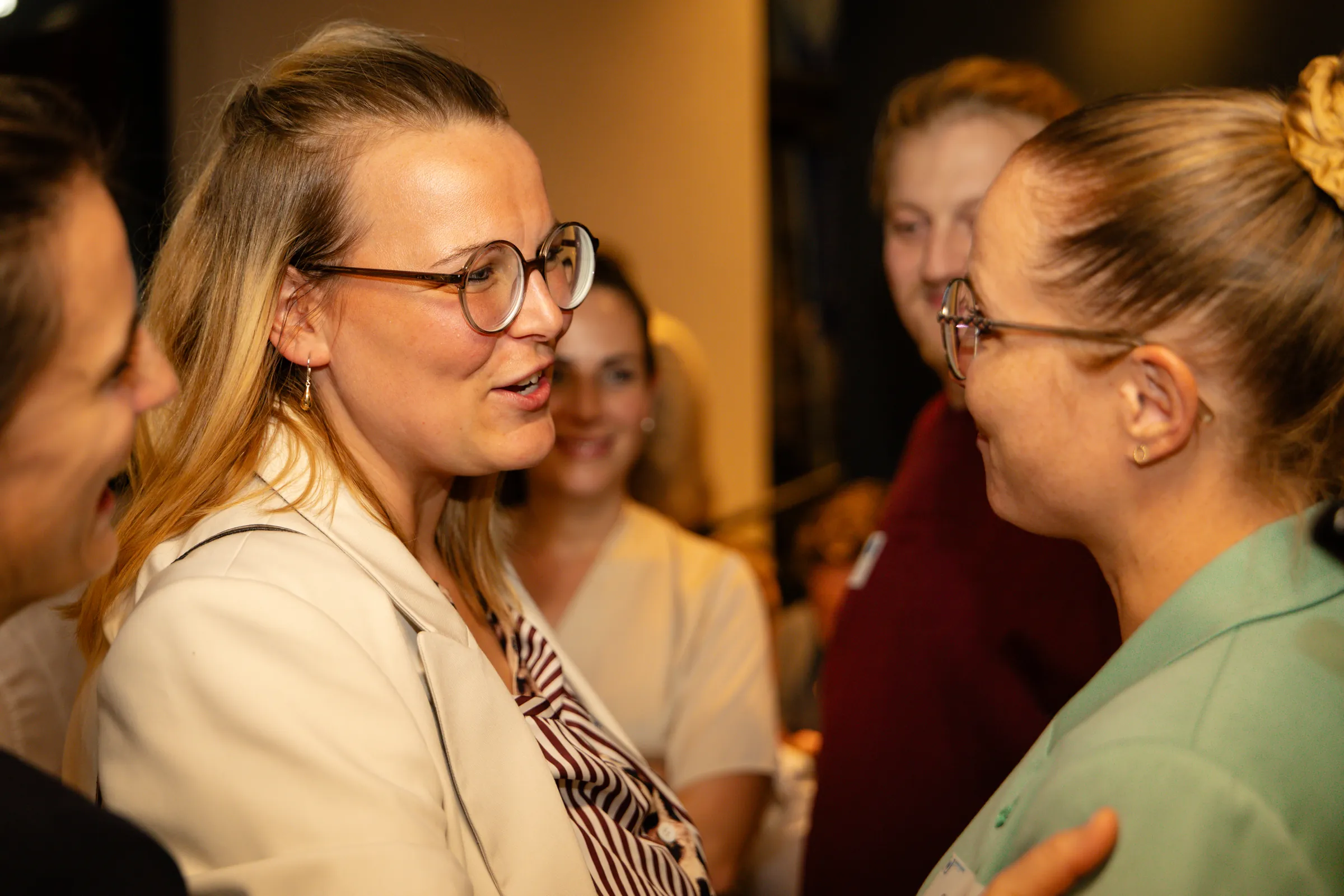 Eventfotograf beim Netzwerkabend der Wirtschaftsjunioren: Vorstellungsrunde am Tisch