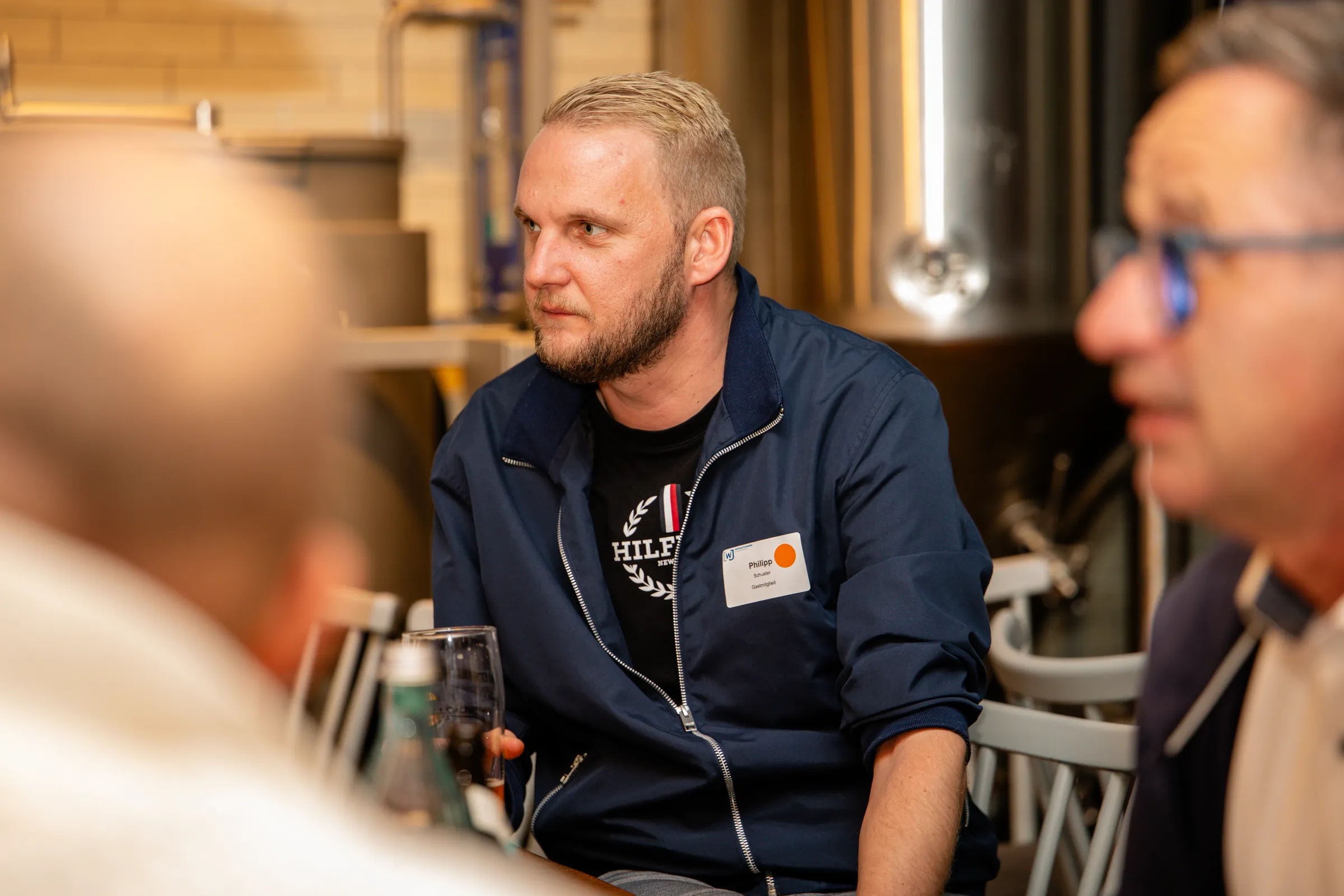 Eventfotografie After Work Lounge im SCHWIND am Dalberg: Gäste im Gespräch am Tisch