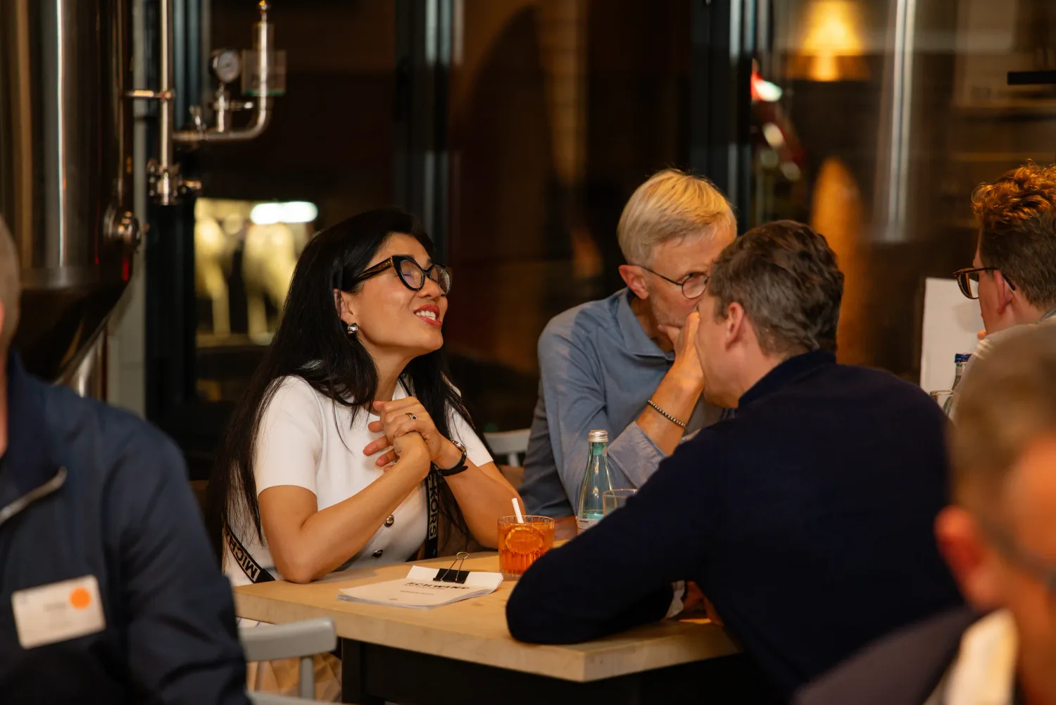Eventfotografie After Work Lounge im SCHWIND am Dalberg: Gäste im Gespräch am Tisch