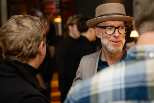 Eventfotograf After Work Lounge: Mitglieder und Gäste beim Ankommen im Lokal