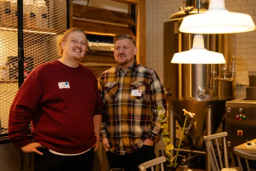 Eventfotograf After Work Lounge: Mitglieder und Gäste beim Ankommen im Lokal