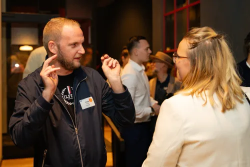 Eventfotograf After Work Lounge: Mitglieder und Gäste beim Ankommen im Lokal