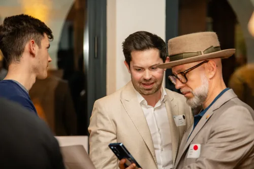 Eventfotografie Netzwerkabend: Gäste mit Namensschild beim Empfang der After Work Lounge