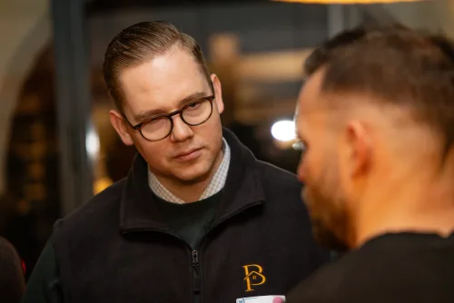 Eventfotograf After Work Lounge: Mitglieder und Gäste beim Ankommen im Lokal