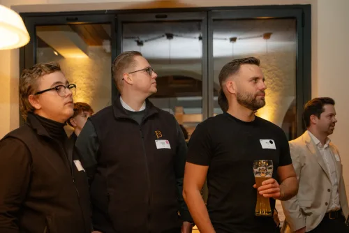 Eventfotograf After Work Lounge: Mitglieder und Gäste beim Ankommen im Lokal