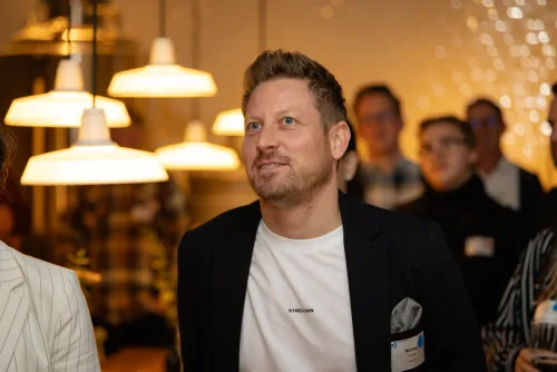 Eventfotografie Netzwerkabend: Gäste mit Namensschild beim Empfang der After Work Lounge