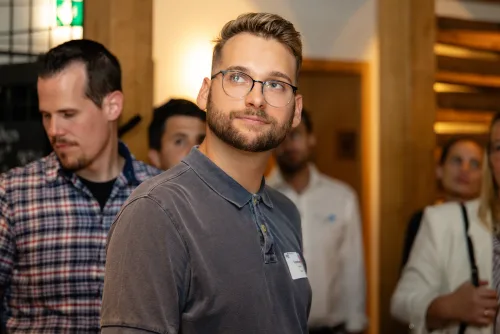 Eventfotograf After Work Lounge: Mitglieder und Gäste beim Ankommen im Lokal