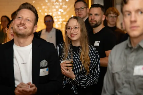 Eventfotografie Netzwerkabend: Gäste mit Namensschild beim Empfang der After Work Lounge