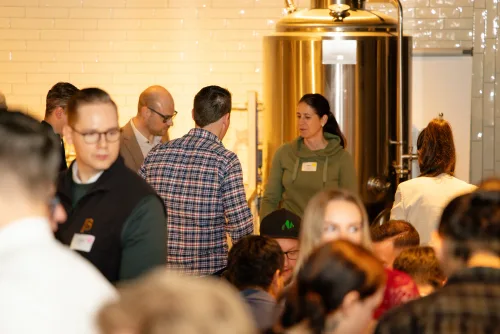 Eventfotograf After Work Lounge: Mitglieder und Gäste beim Ankommen im Lokal