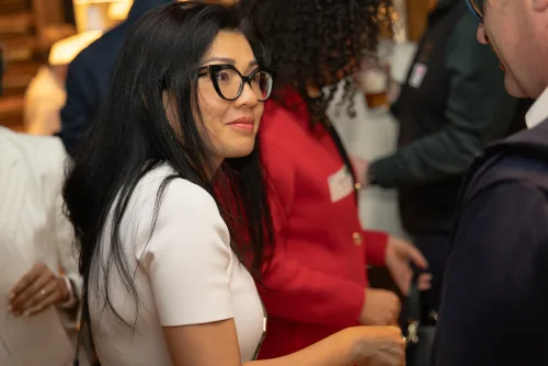 Eventfotografie Netzwerkabend: Gäste mit Namensschild beim Empfang der After Work Lounge