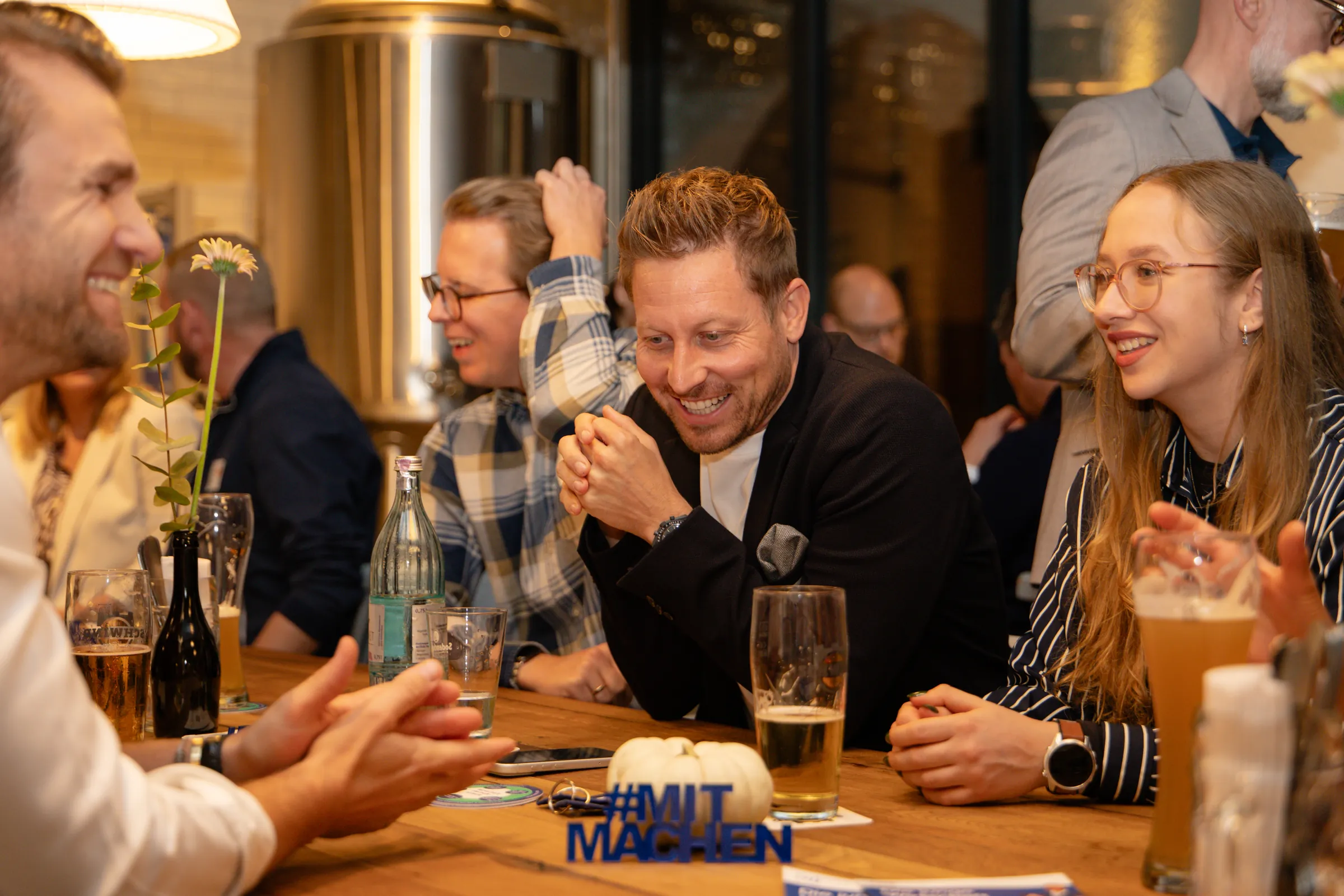 Eventfotografie After Work Lounge im SCHWIND am Dalberg: Gäste im Gespräch am Tisch