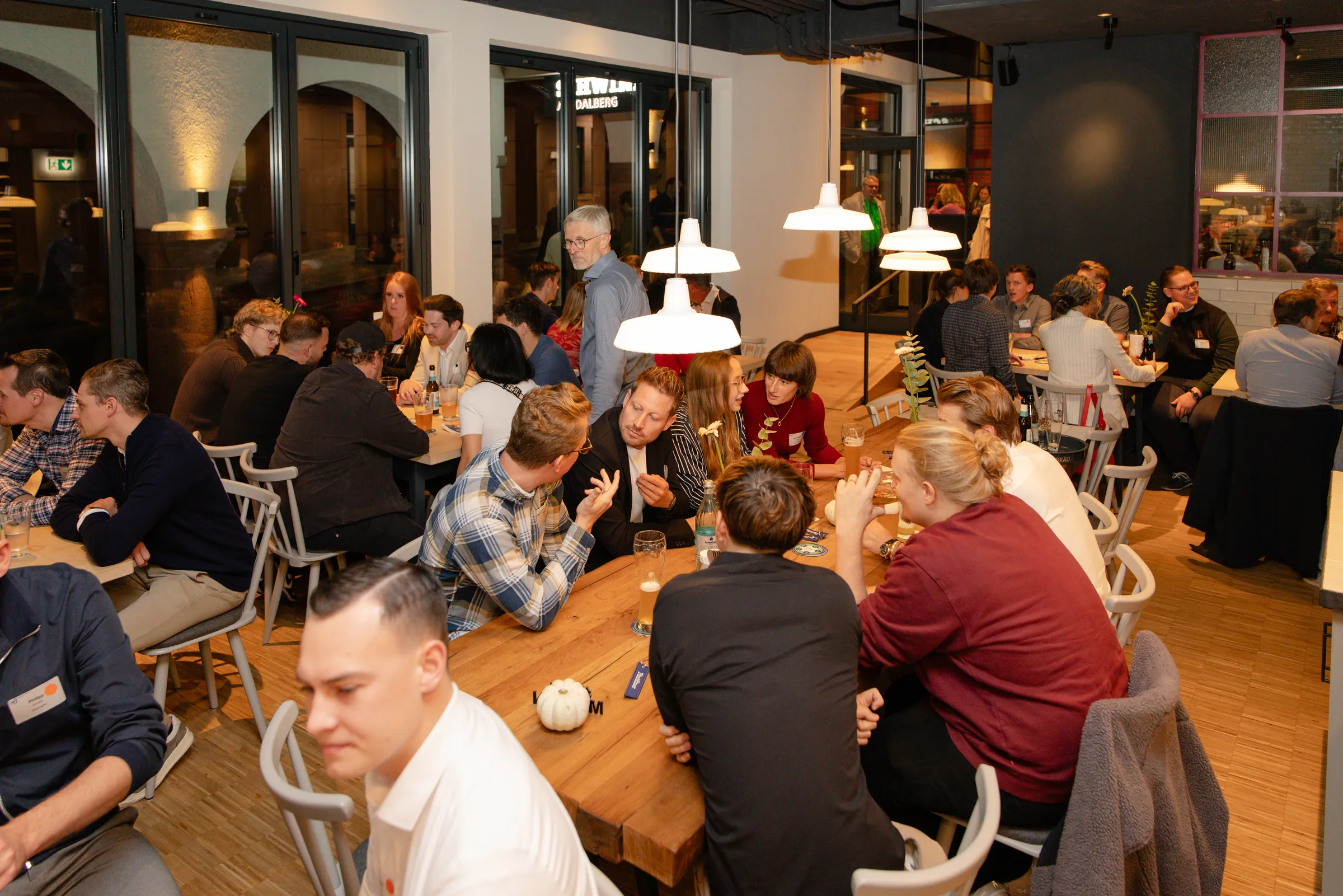Eventfotografie Netzwerkabend: Austausch zwischen Jungunternehmern und Führungskräften